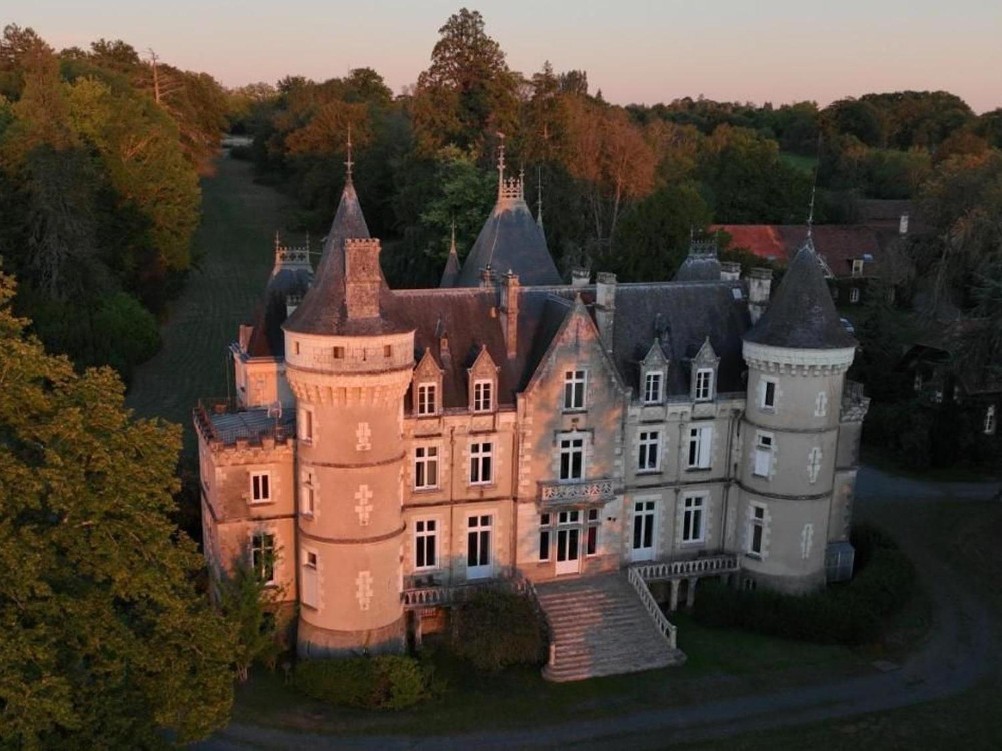 Sejour De Charme Au Chateau Avec Petit-Dejeuner Et Parking - Fr-1-591-705 Cluis Екстериор снимка
