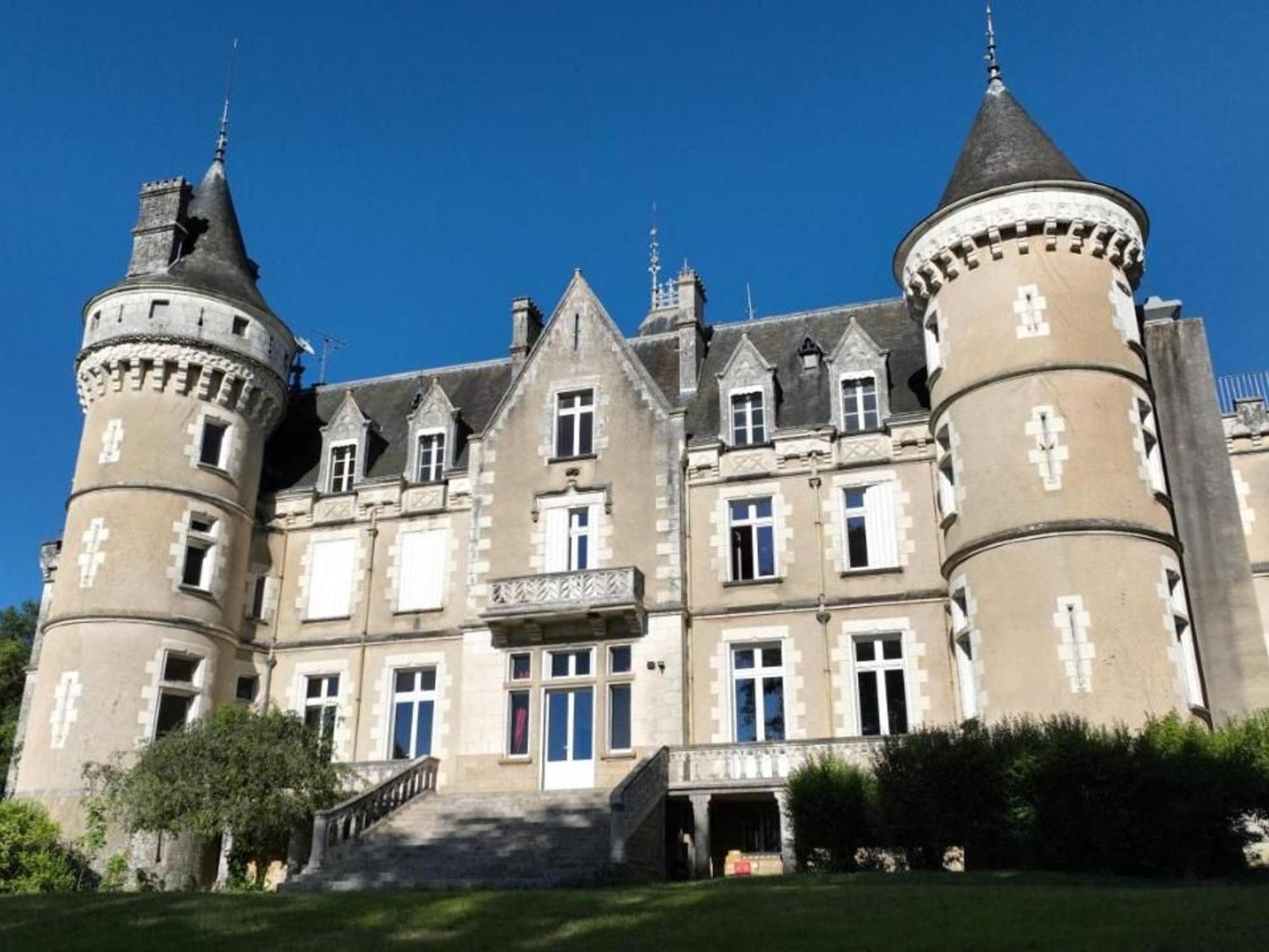 Sejour De Charme Au Chateau Avec Petit-Dejeuner Et Parking - Fr-1-591-705 Cluis Екстериор снимка