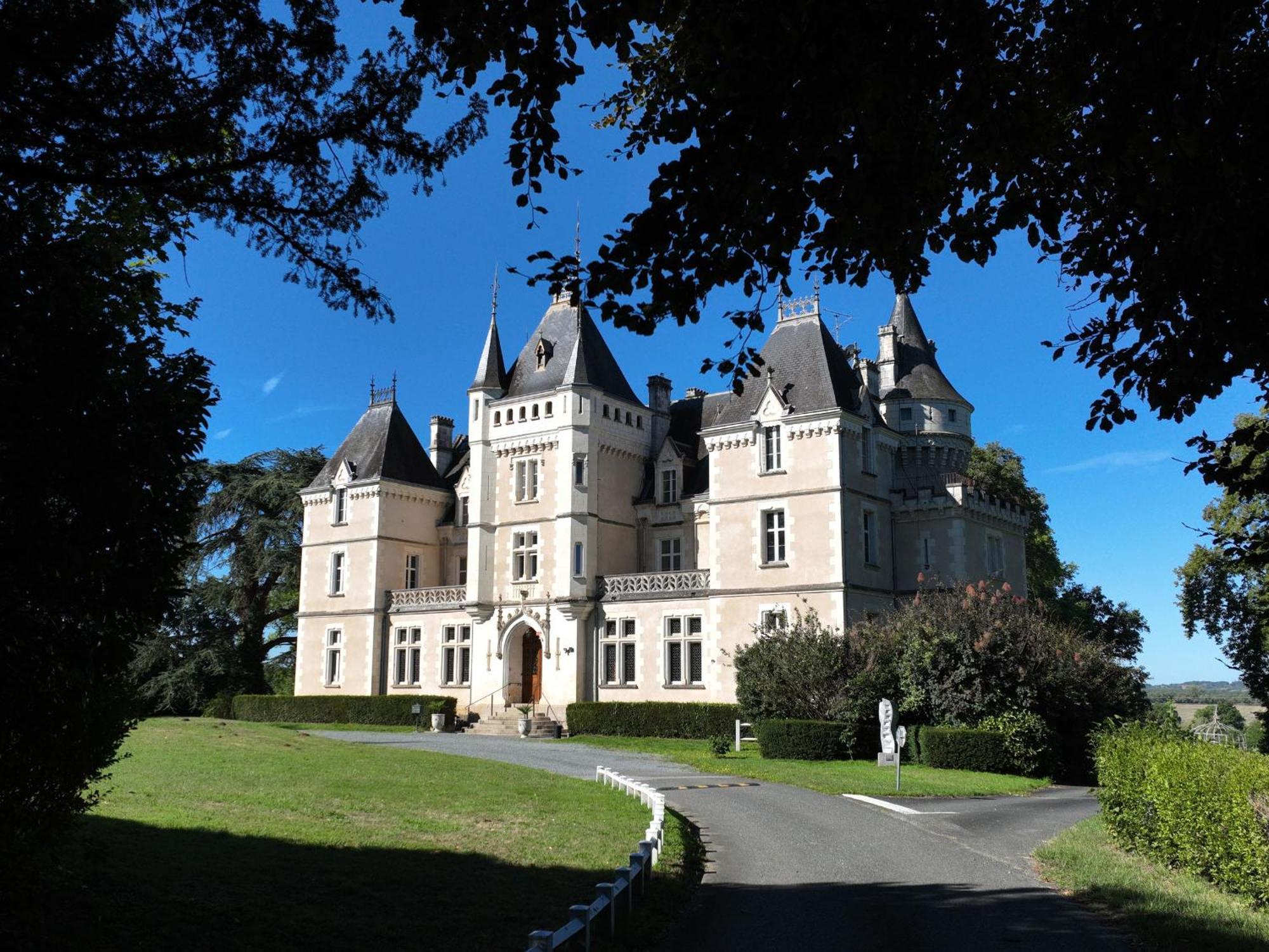 Sejour De Charme Au Chateau Avec Petit-Dejeuner Et Parking - Fr-1-591-705 Cluis Екстериор снимка